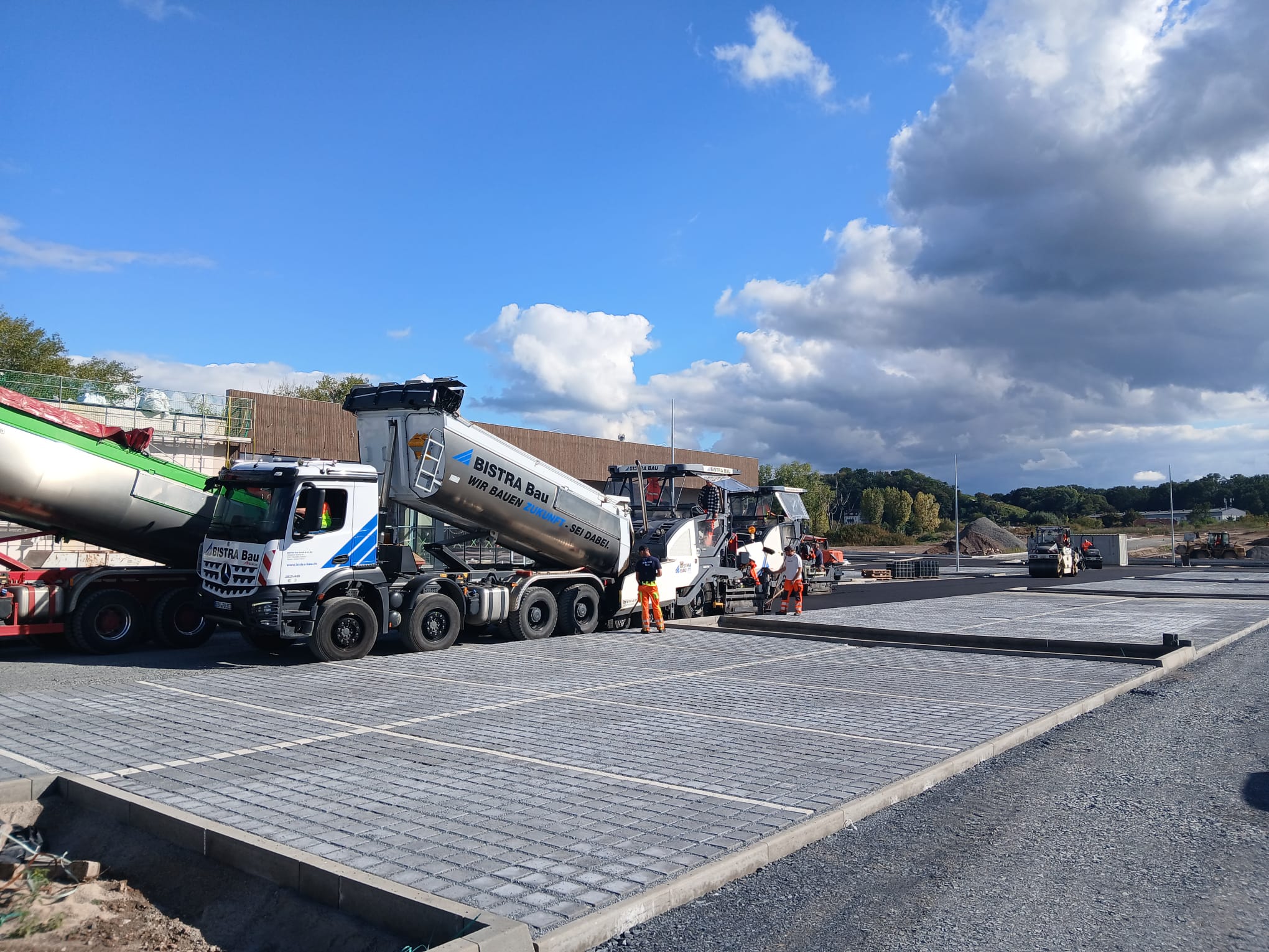 5.000 m² Asphalt fertig – Parkplatz Nahversorgungszentrum Meißen