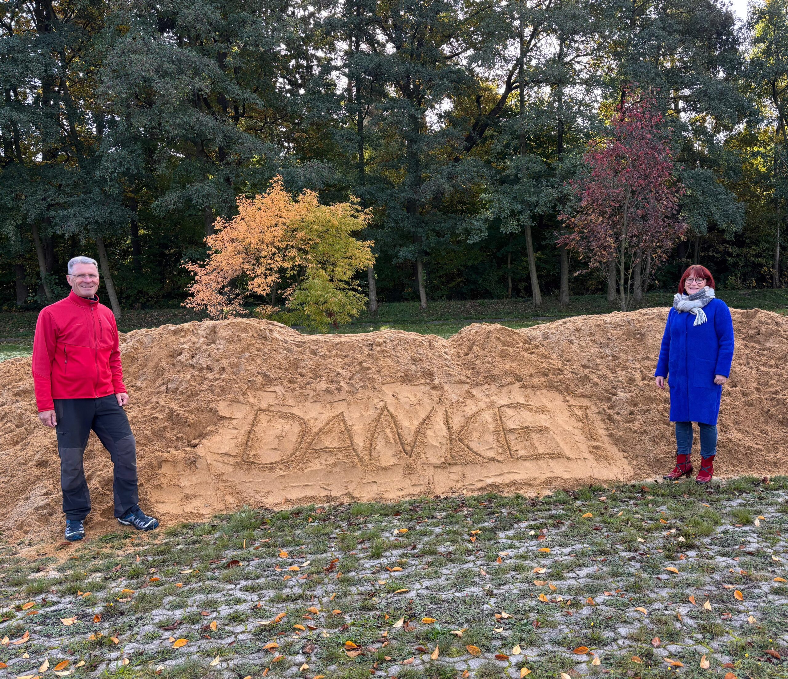 Unterstützung vor Ort: Neuer Sand für den Beachvolleyballplatz