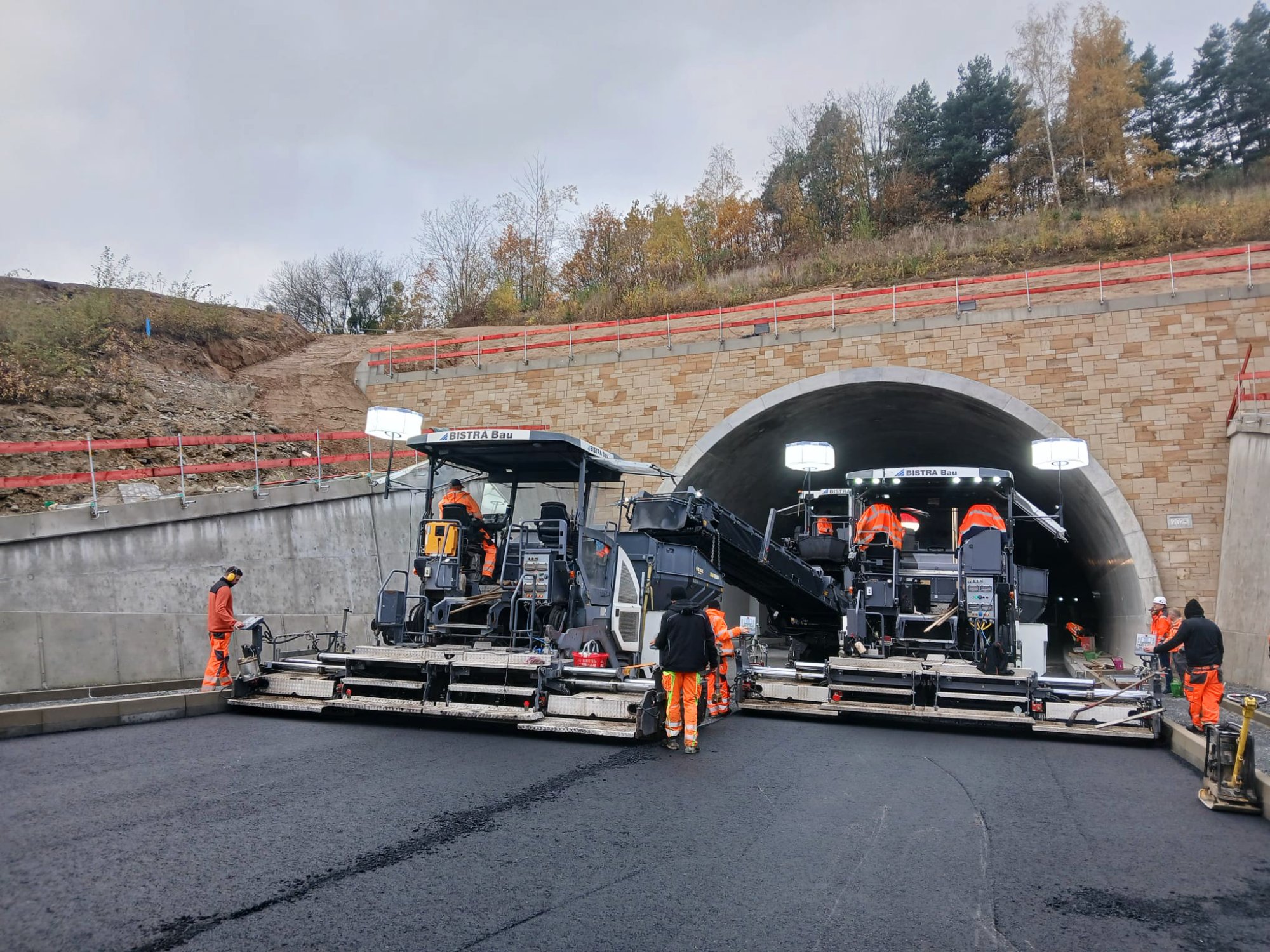 Asphaltarbeiten im Kohlbergtunnel Pirna